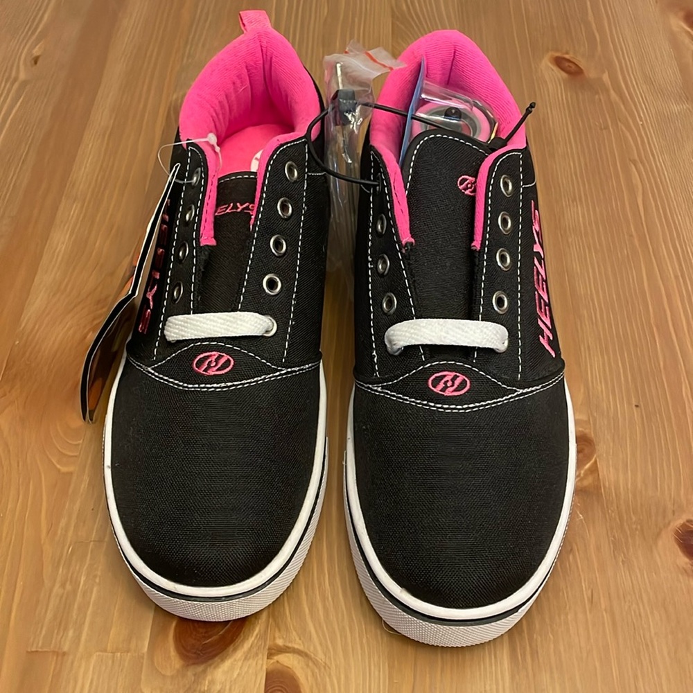 NEW HEELYS BLACK AND PINK